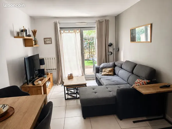 Particulier - Appartement 2 pièces en rez-de-chaussée avec parking et jardin au calme