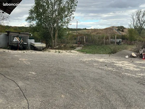 Location d'emplacements extérieurs pour remorques et bateaux
