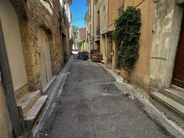 maison de village traversante à rénover. 105 m2
