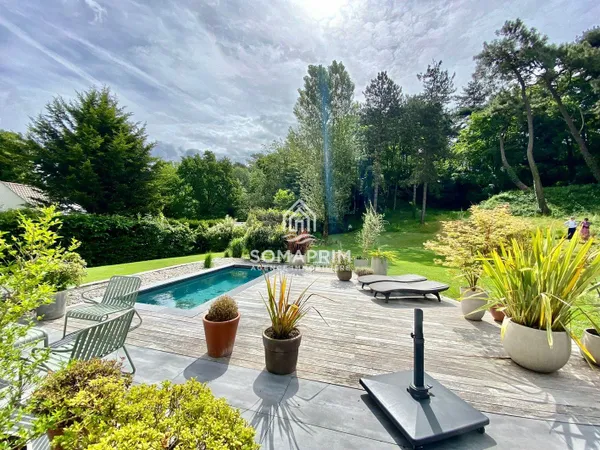 Maison 8 pièces 254 m²