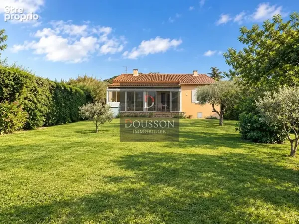 Villa avec piscine et jardin d'oliviers