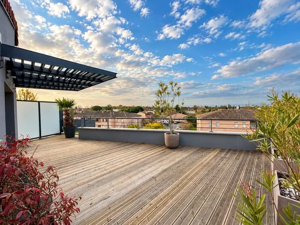 T4 de 85m2 en dernier étage avec terrasse de 43m2 et 2 pkgs