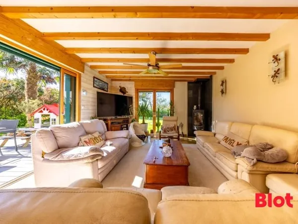 A vendre à Pleslin-Trigavou - Maison spacieuse avec 6 chambres avec beau jardin et trois garages