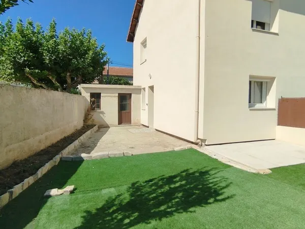 En rez de chaussée maison, appartement meublé 3 pièces 62m2 avec garage et jardin d'agrément