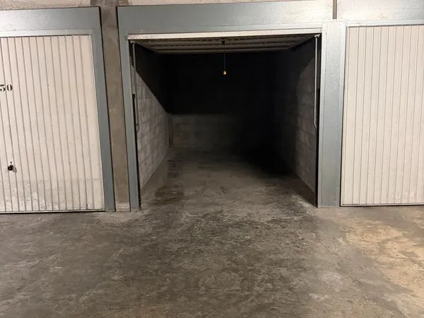 Garage ferme a louer