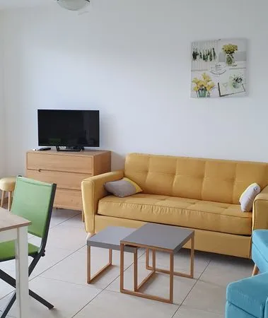 Tres bel f2 meuble avec garage et terrasse