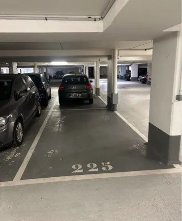 Place parking en sous sol d'une résidence