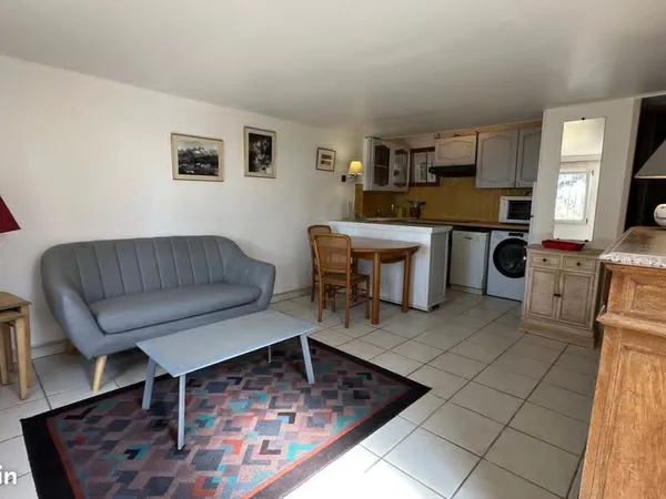 👉 T2 meublé 40 m² - Boulouris - Rez-de-jardin avec terrasse - 580
