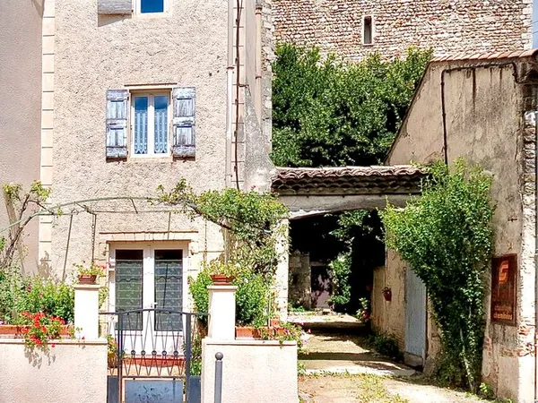 Maison de village avec cour