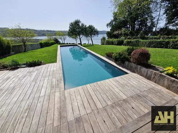 EXCEPTIONNEL- PROXIMITÉ BREST- CADRE PRIVILÉGIÉ POUR CETTE BELLE MAISON AU BORD L'EAU AVEC PISCINE -