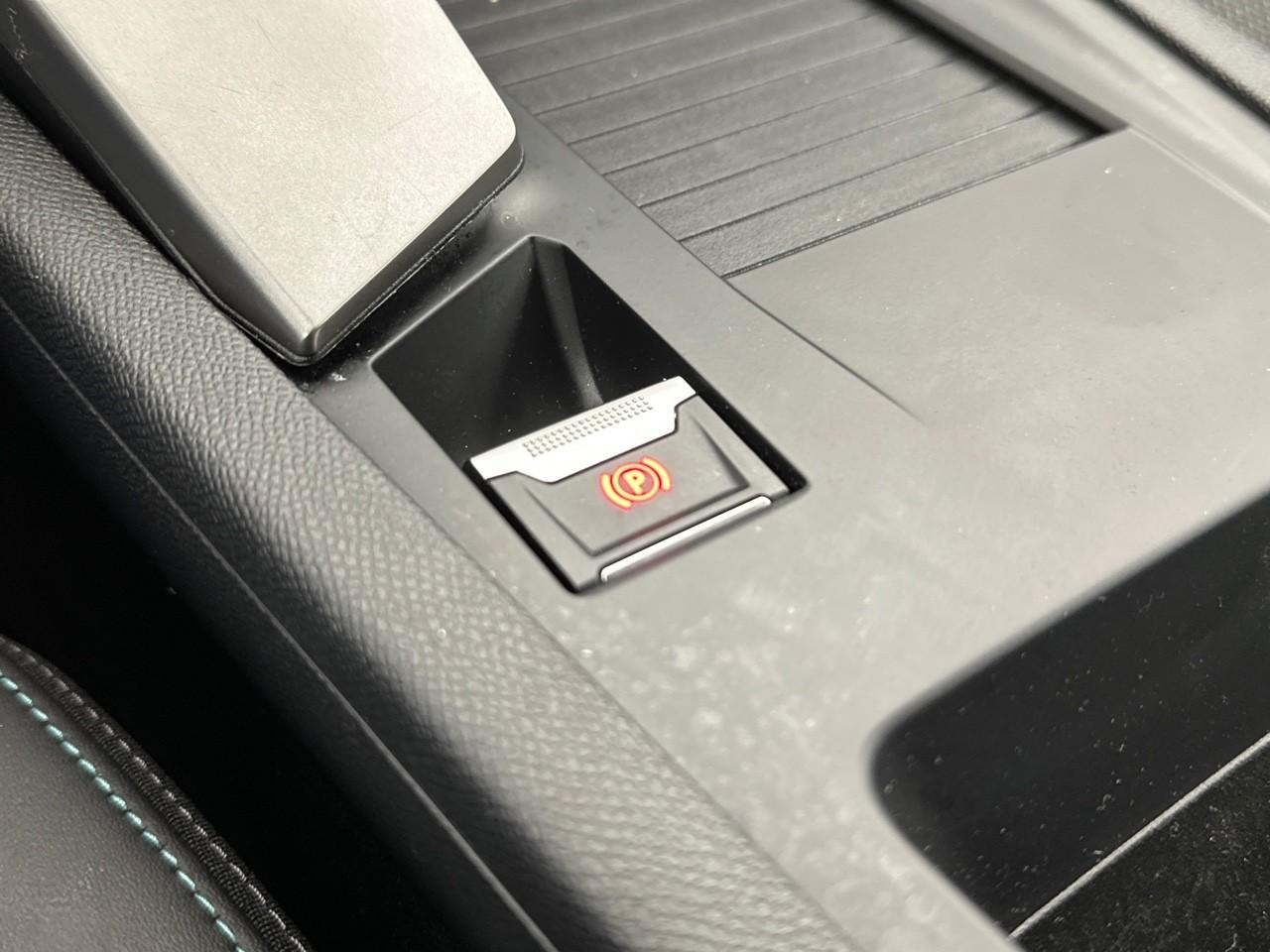 Peugeot 308 hybrid 145 e-dcs6 allure — photo 32