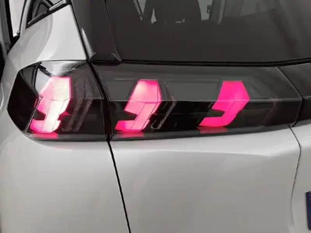 Peugeot 2008 puretech 130 s&amp;s bvm6 — photo 46