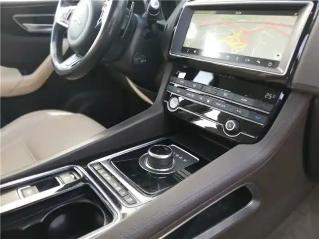 Jaguar F-Pace 2.0 d - 180 ch 2wd bva8 — photo 41