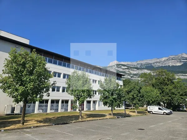 Local professionnel 1042 m²