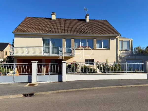 Maison T7 sur sous-sol total avec garages et cave