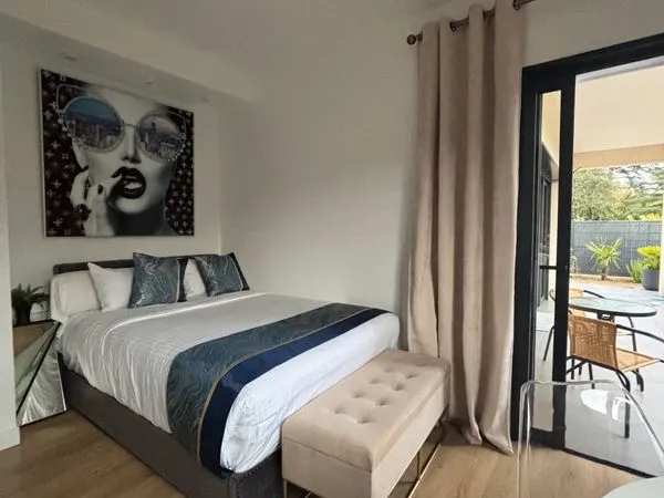 Chambre équipée