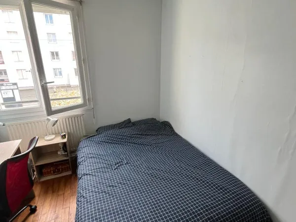 Chambre  dans une maison avec jardin