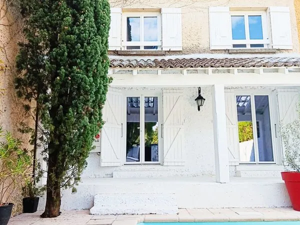 Maison avec piscine dans un quartier calme