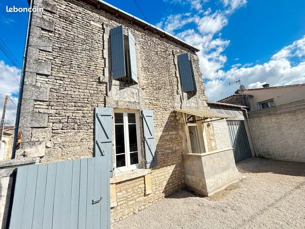 A LOUER ROUILLAC (Le Temple) Maison (80m²) avec cour et garage 650