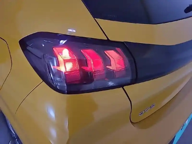 Peugeot 208 puretech 75 s&amp;s bvm5 — photo 95