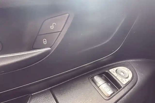 Mercedes Vito fourgon 114 cdi long bva rwd — photo 33