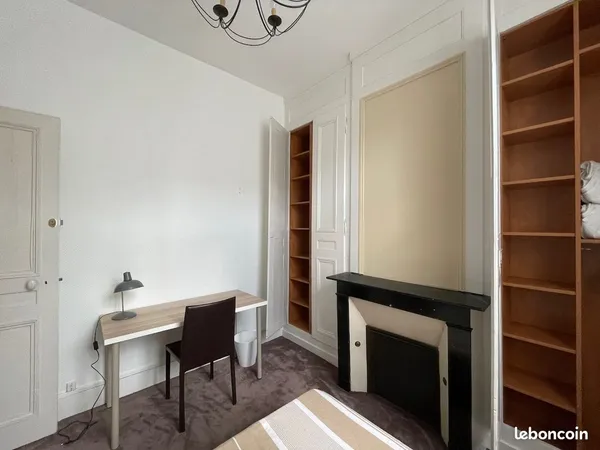 Une chambre près du centre avec un plus