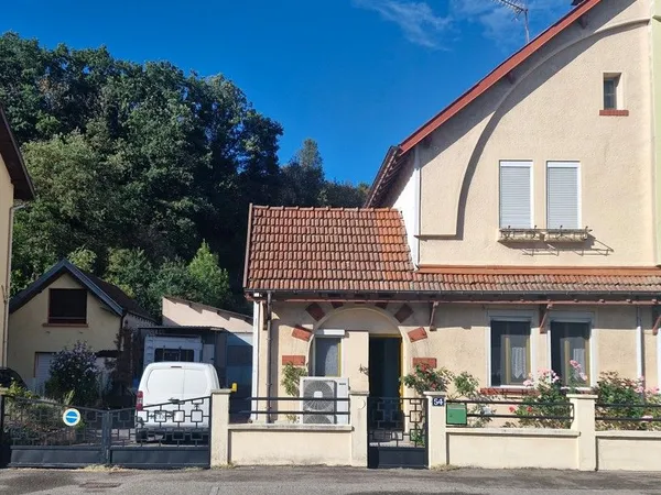 Maison familiale avec grand garage, véranda et terrain