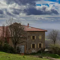 Marché immobilier Villefranche-sur-Saône 2026 : prix, Beaujolais, TER à 25 minutes de Lyon et le paradoxe de la seule sous-préfecture du Rhône, à 2 525 €/m² contre 3 709 à Villeurbanne