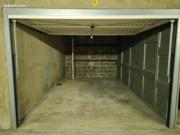 Box fermé à louer - Paris 11e - 13 m² - 150 /mois