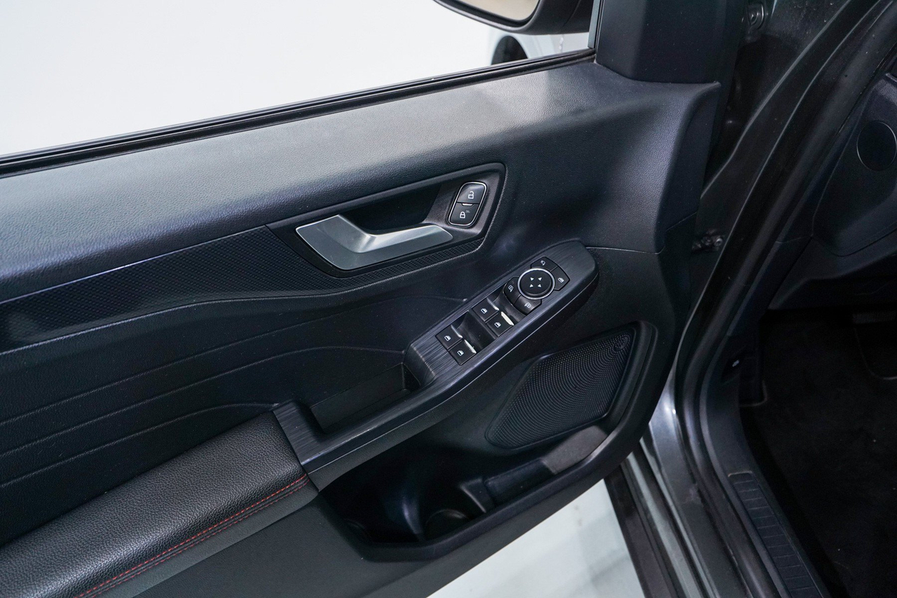 Ford Kuga — photo 17