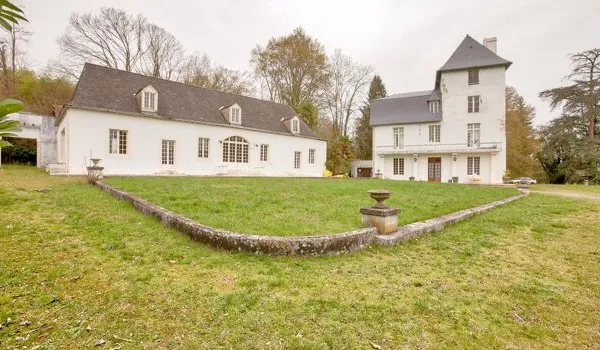 Château 30 pièces 1400 m²
