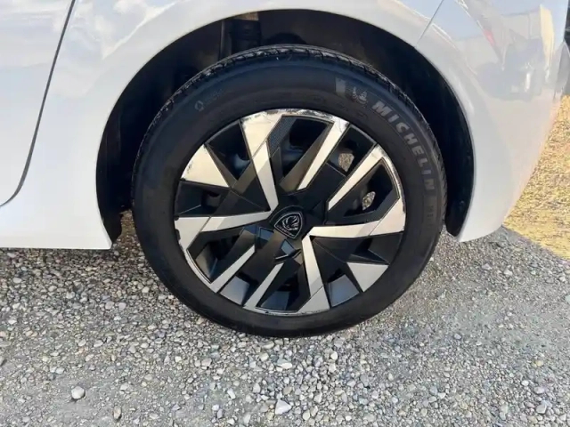 Peugeot 208 puretech 100 s&amp;s bvm6 — photo 11