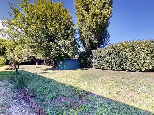 Terrain plat à bâtir de 700 m² situé à Domène (38420), proposé au prix de 170 000 €.