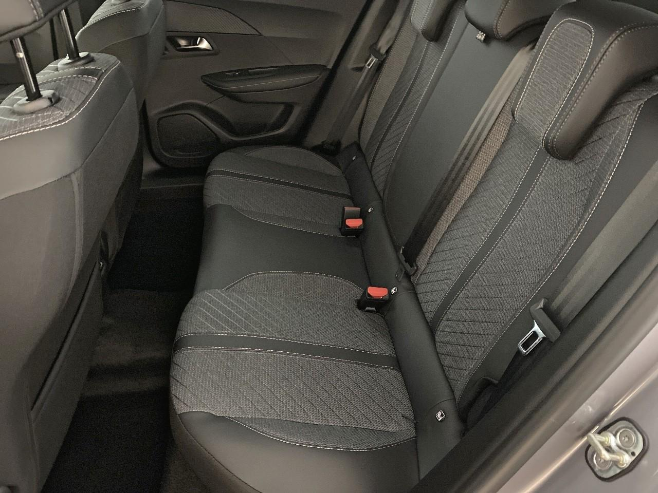 Peugeot 2008 hybrid 145 ch e-dcs6 allure — photo 10