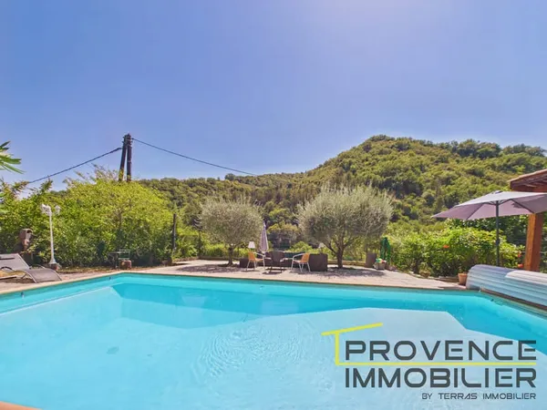 Maison en pierre avec piscine sur plus de 6 000 m2 de terrai