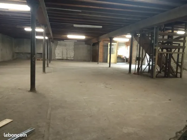Grand entrepôt en hypercentre