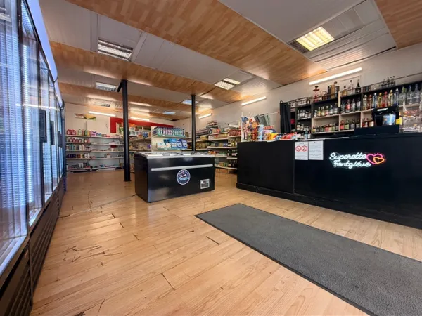 Local commercial 1 pièce 79 m²