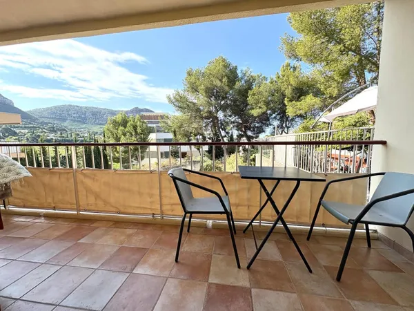 T2 meublé à louer — Cassis, terrasse et vue dégagée