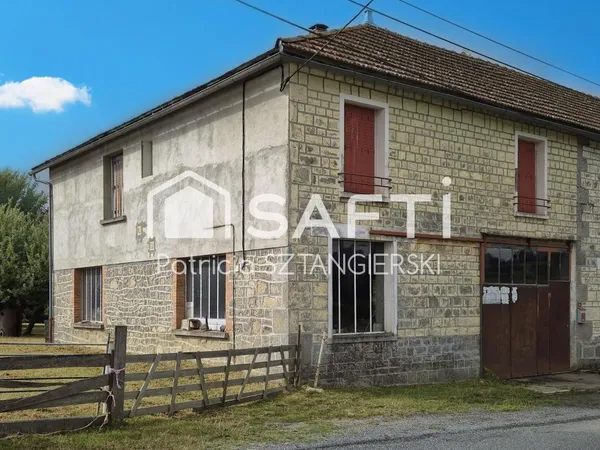 Maison d'habitation avec grand garage en-dessous, plusieurs dépendances, grand terrain.