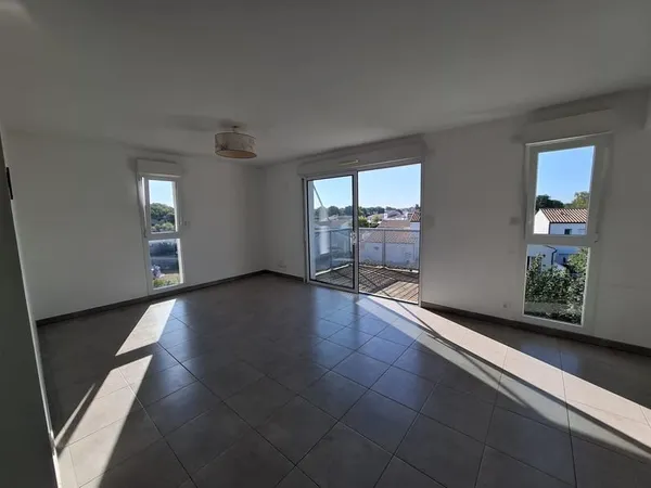 T3 avec balcon, cave et parkings - Bourg du Château