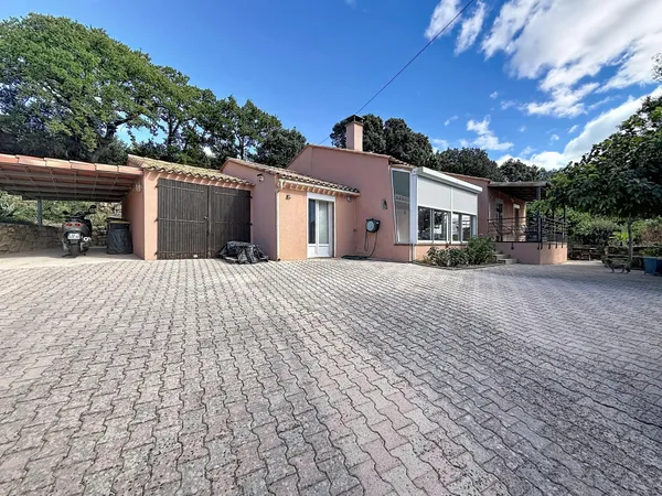 Villa de 97m2 avec vue dégagé, comportant piscine, spa et grand salon avec poêle à bois