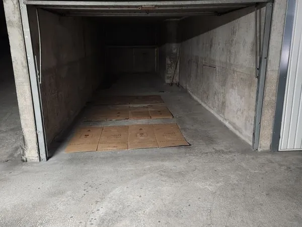 Box fermé pour uniquement 2 roues (moto, vélos, ou stockage)