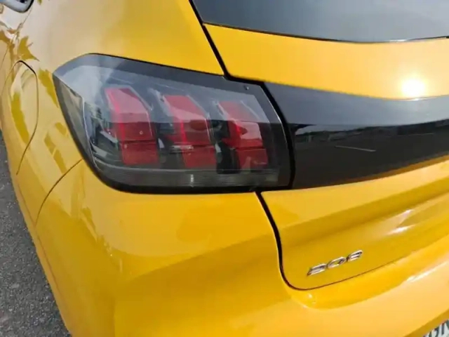Peugeot 208 puretech 100 s&amp;s eat8 — photo 17