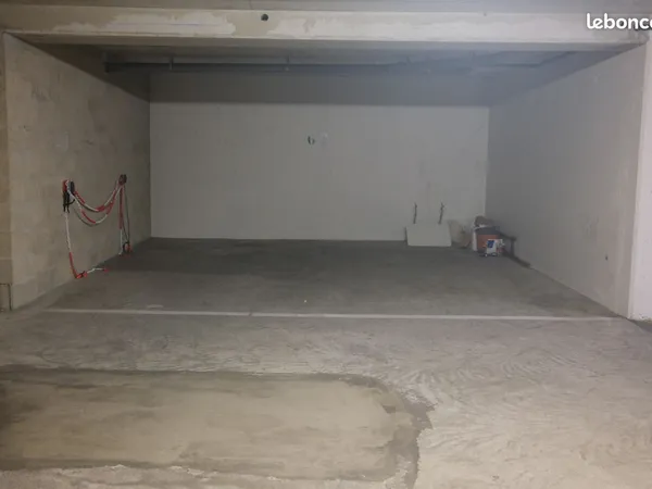 Grande place de parking couverte, sous-sol, 18e