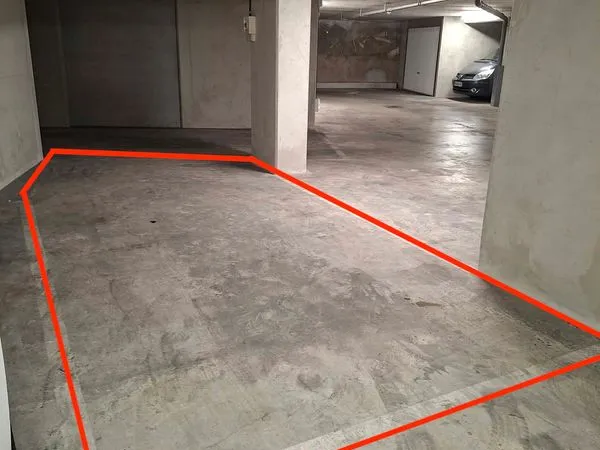 🚗 Grande place de parking sécurisée - 5,60 m - Électricité privative - 150 /mois