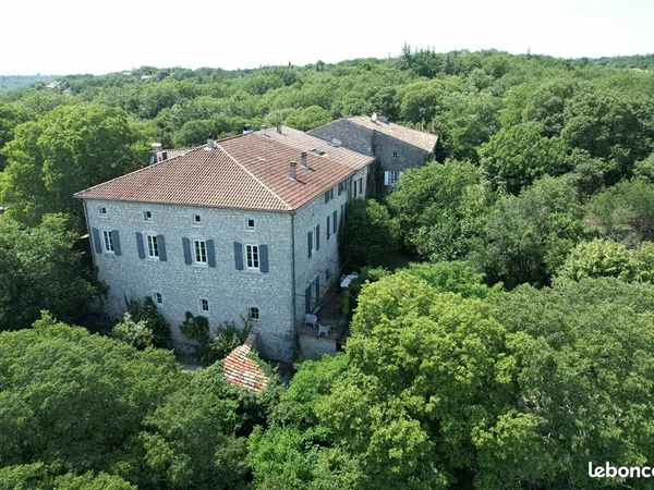 Propriété avec piscine et gites