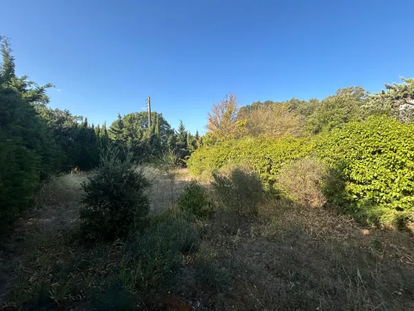 TERRAIN À BÂTIR DE 670 M² ? ENVIRONNEMENT PRIVILÉGIÉ ET VUE DÉGAGÉE