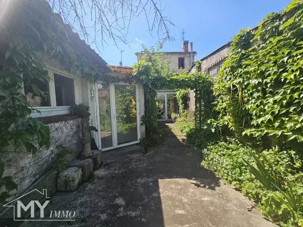 Immeuble de 164 m² habitable avec local commercial, patio et garage