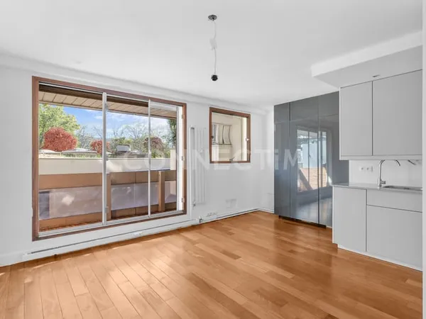 Studio rénové avec balcon et cave
