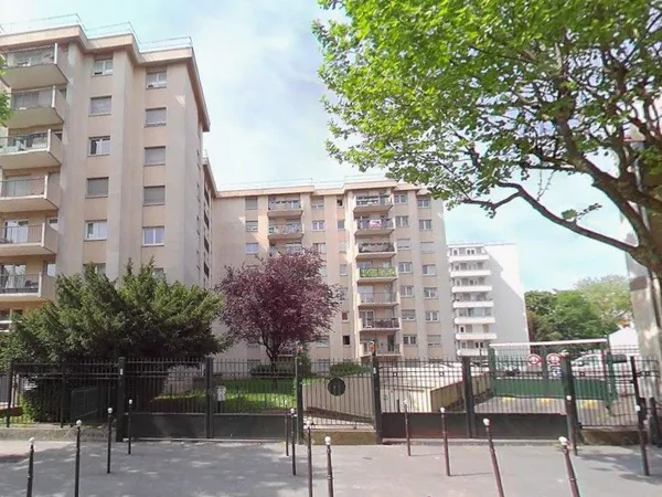 Place de parking sécurisée FACE GARE LE BOURGET (RER B / Métro 16-17)